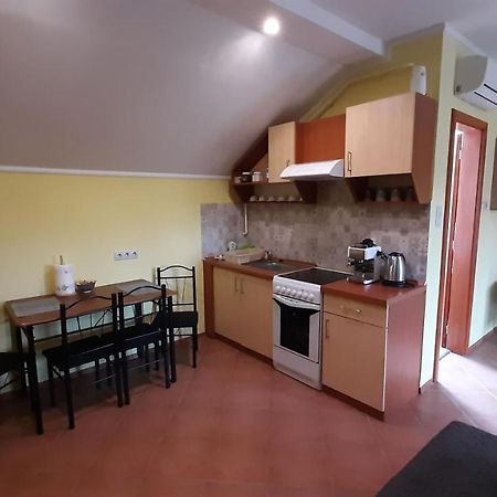 Rozmaring Apartmanok Gyula Exteriör bild