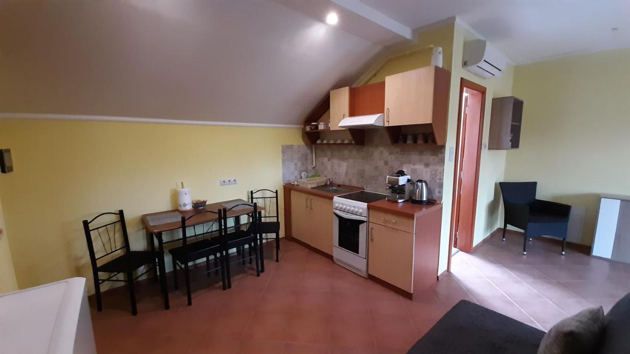 Rozmaring Apartmanok Gyula Exteriör bild