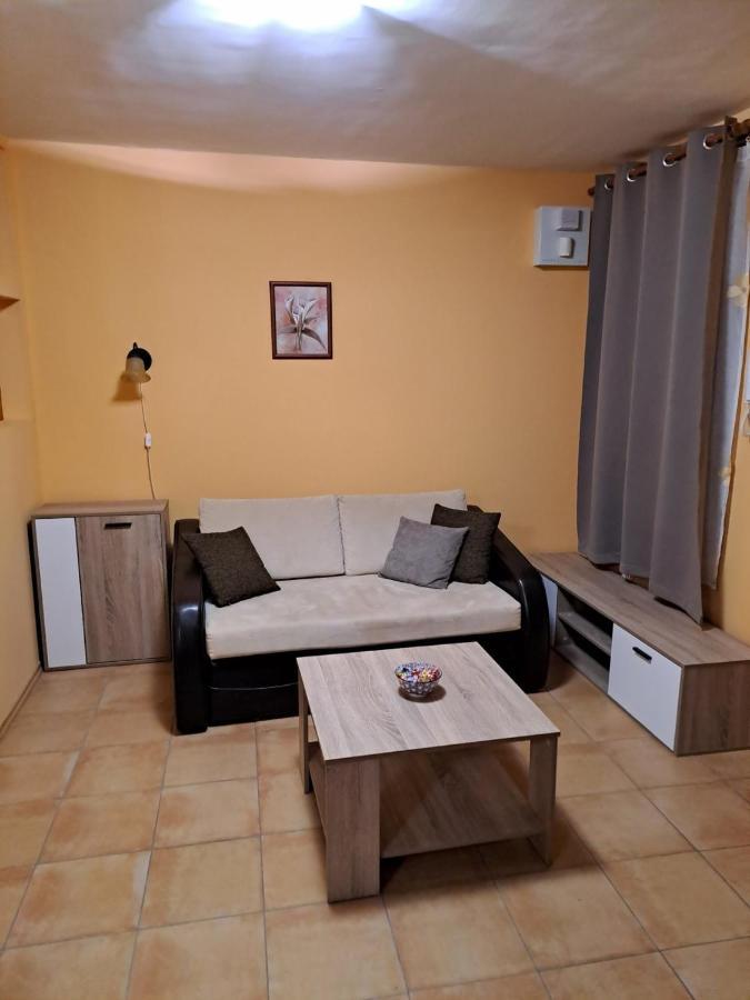 Rozmaring Apartmanok Gyula Exteriör bild