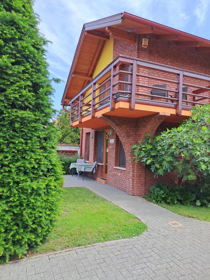 Rozmaring Apartmanok Gyula Exteriör bild