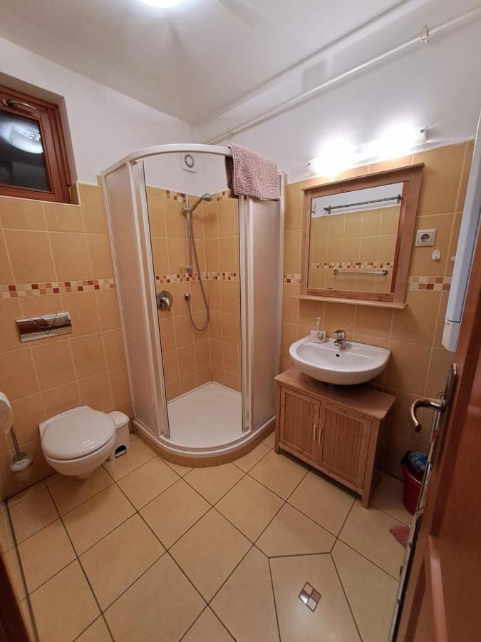 Rozmaring Apartmanok Gyula Exteriör bild