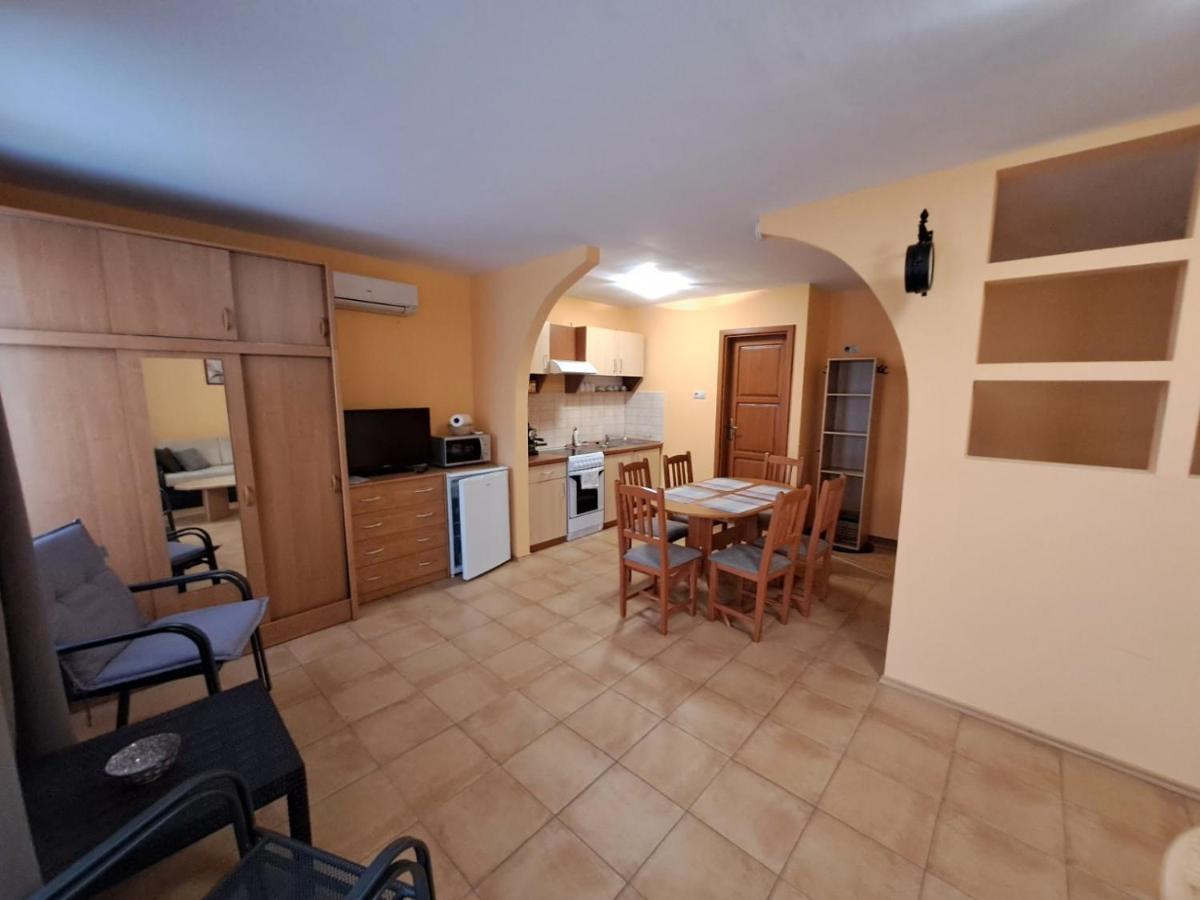 Rozmaring Apartmanok Gyula Exteriör bild