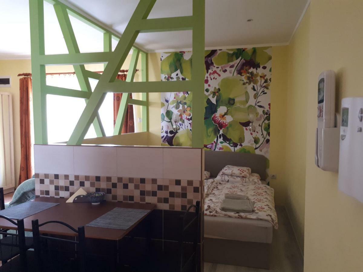 Rozmaring Apartmanok Gyula Exteriör bild
